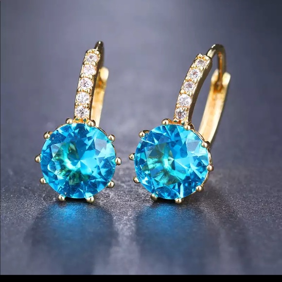 New Beautiful Gold Plated Sapphire Stud Earrings - Picture 2 of 2